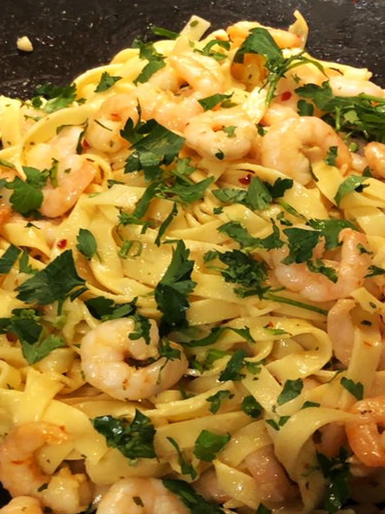 SHRIMP PASTA WITH CREAMY MOZZARELLA SAUCE